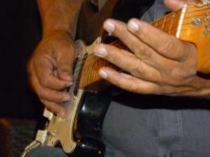 Manu, strato, juste les mains et la guitare